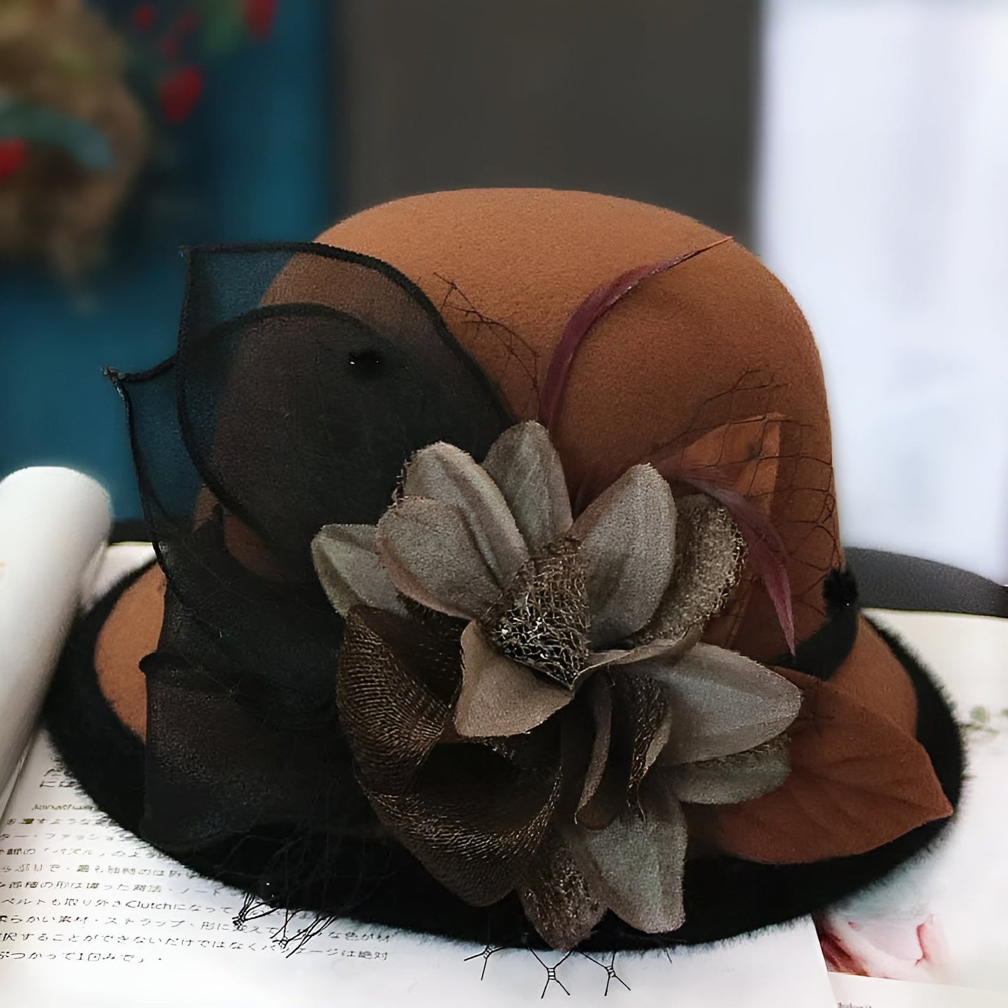 Chapeau cloche avec motif floral subtil