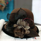Détail du ruban sur un chapeau cloche chic