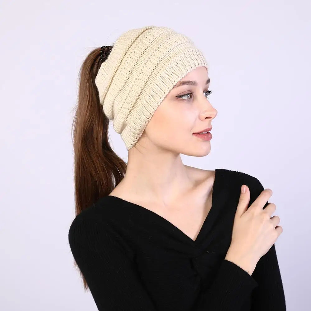 Gros plan sur la maille douce du bandeau beige