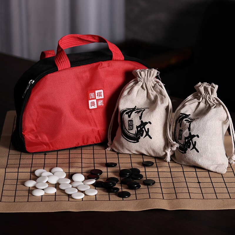 Détail du plateau en daim avec grille 19x19
