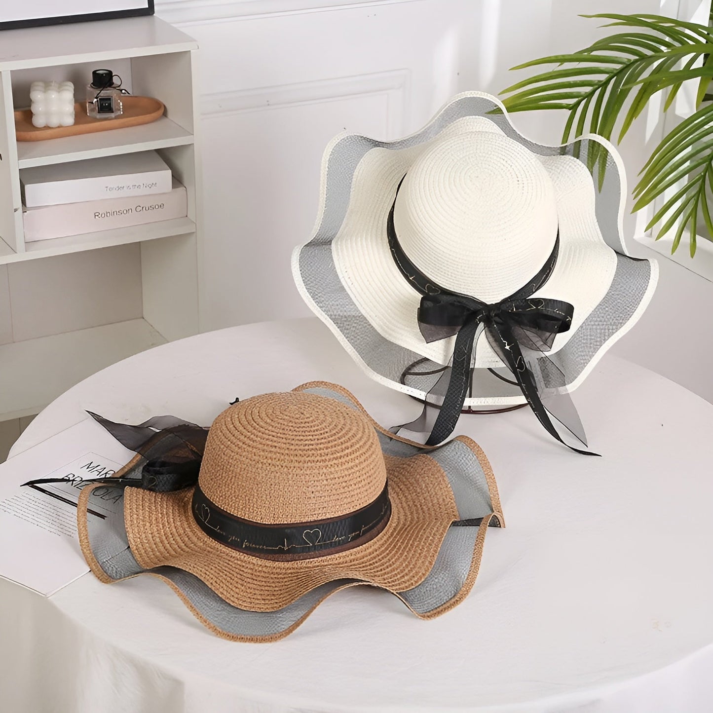Femme portant un chapeau de paille, en extérieur ensoleillé