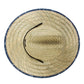 Chapeau de paille accroché à un mur ensoleillé
