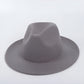 Chapeau Fedora en gros plan, focalisé sur la courbure du bord