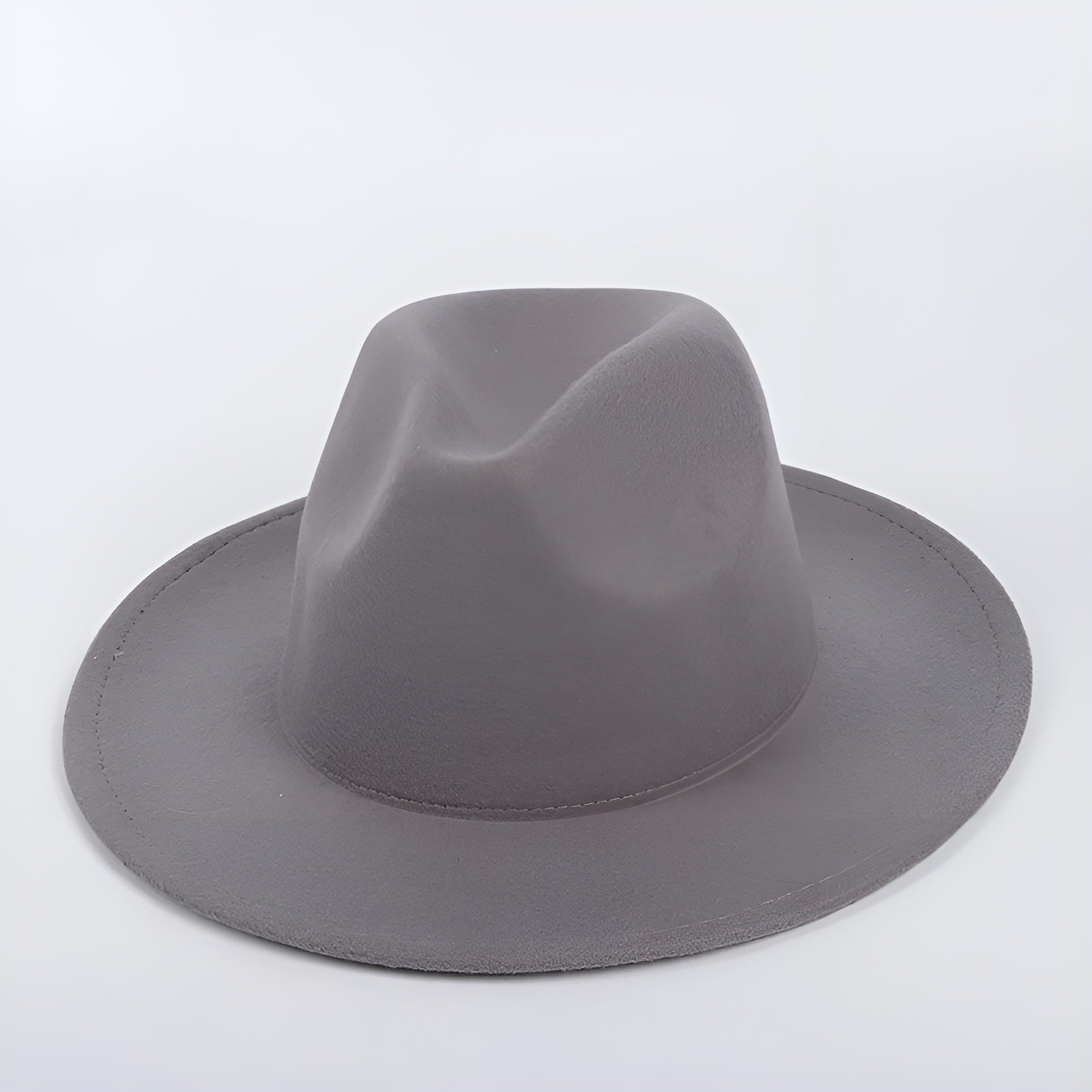 Chapeau Fedora en gros plan, focalisé sur la courbure du bord
