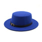 Homme élégant avec un Fedora gris clair en ville