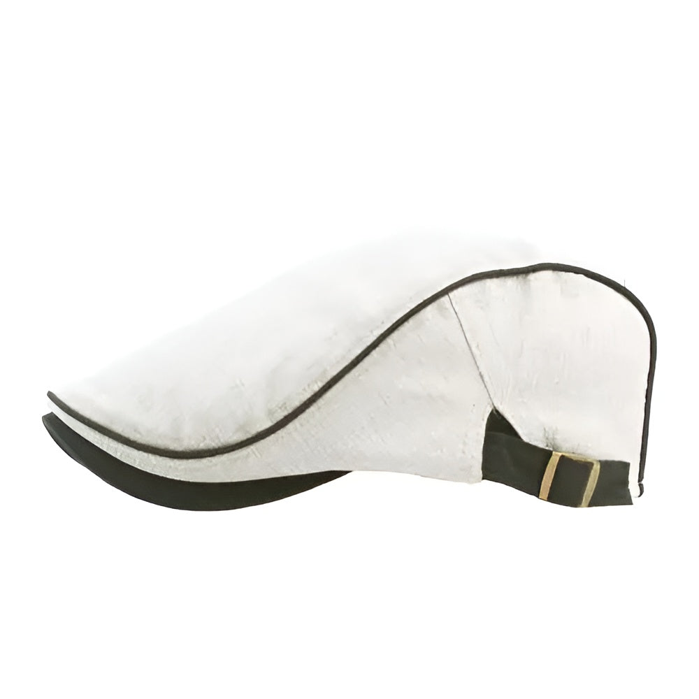 Homme souriant portant un béret, ambiance citadine