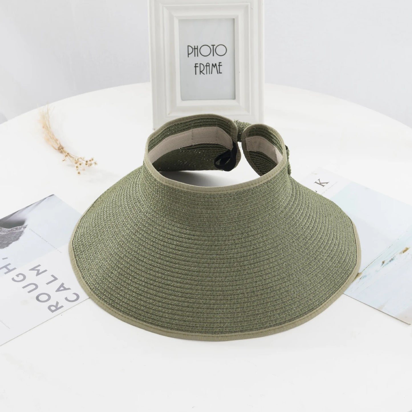 Chapeau de paille sur mannequin, ambiance estivale
