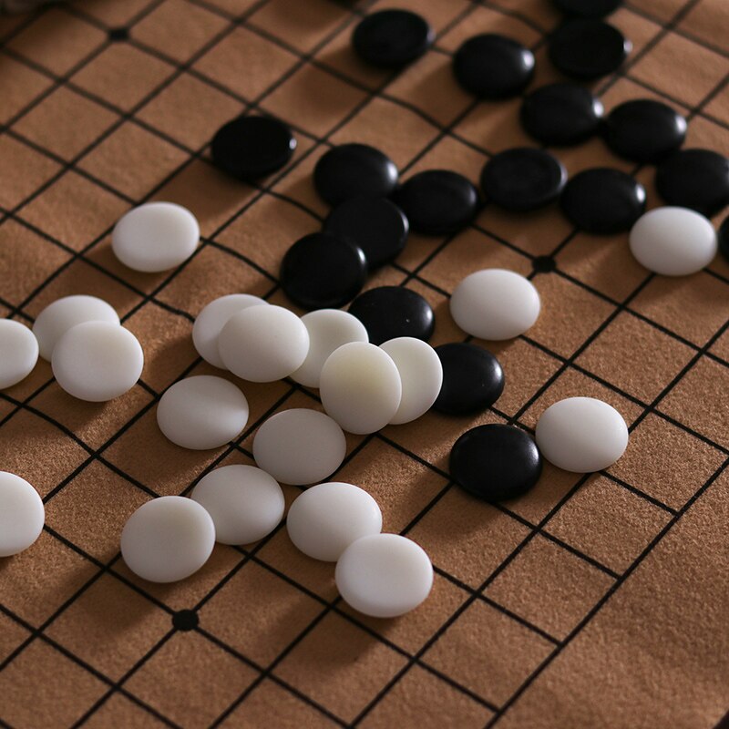 Gros plan sur les pierres noires et blanches du jeu