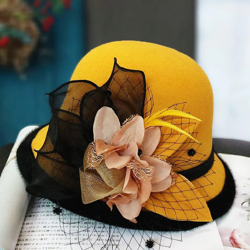 Vue de côté d'un chapeau cloche sur mannequin