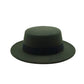 Gros plan sur la couronne d'un Fedora en feutre, couleur taupe
