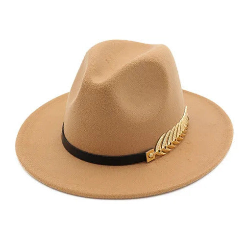 Chapeau Fedora noir avec bord relevé sur fond clair