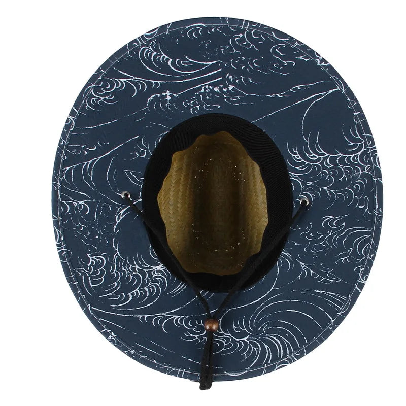 Personne portant un chapeau de paille dans un jardin