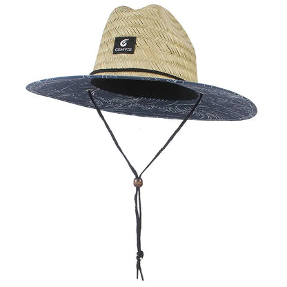 Chapeau de paille sur une chaise en terrasse