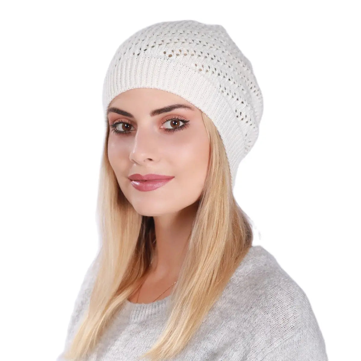 Femme portant un bonnet ajouré beige en extérieur