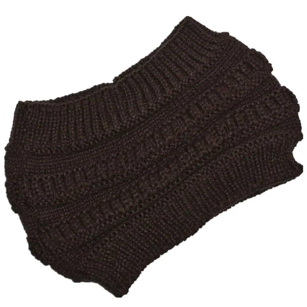 Bandeau en tricot violet sur fond neutre