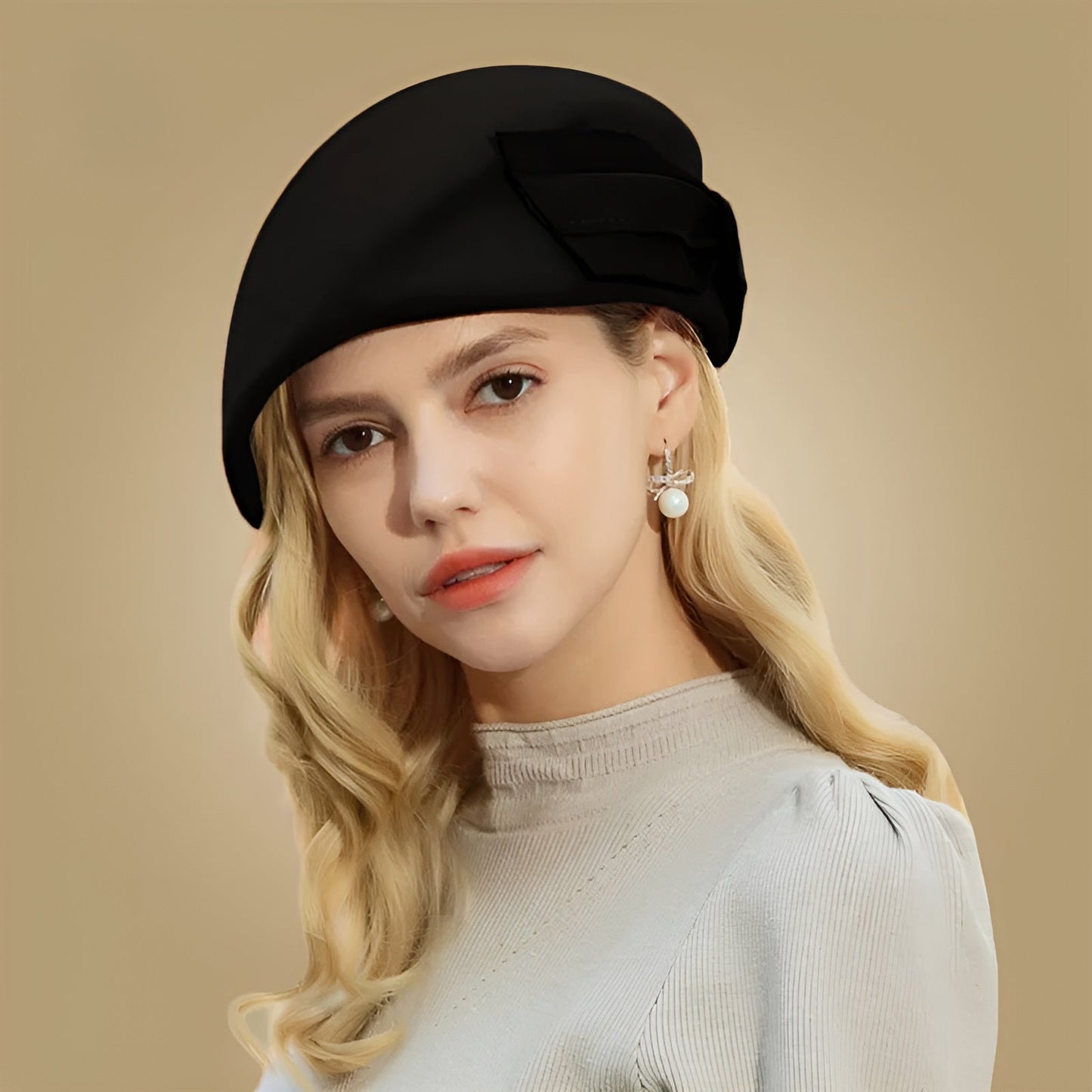Détail de la couture fine d'un béret féminin