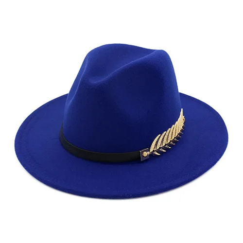 Chapeau Fedora rouge avec bord plié sur une étagère