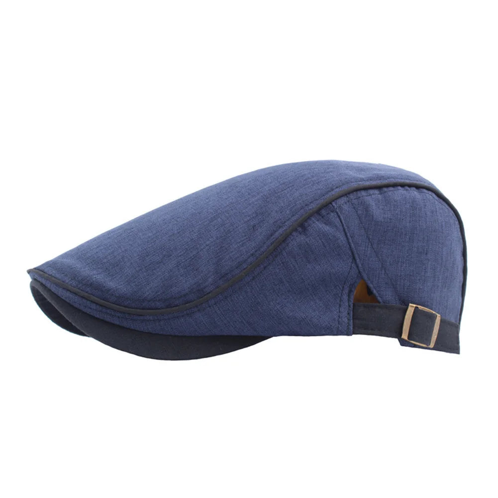 Homme ajustant un béret, mettant en valeur le design épuré