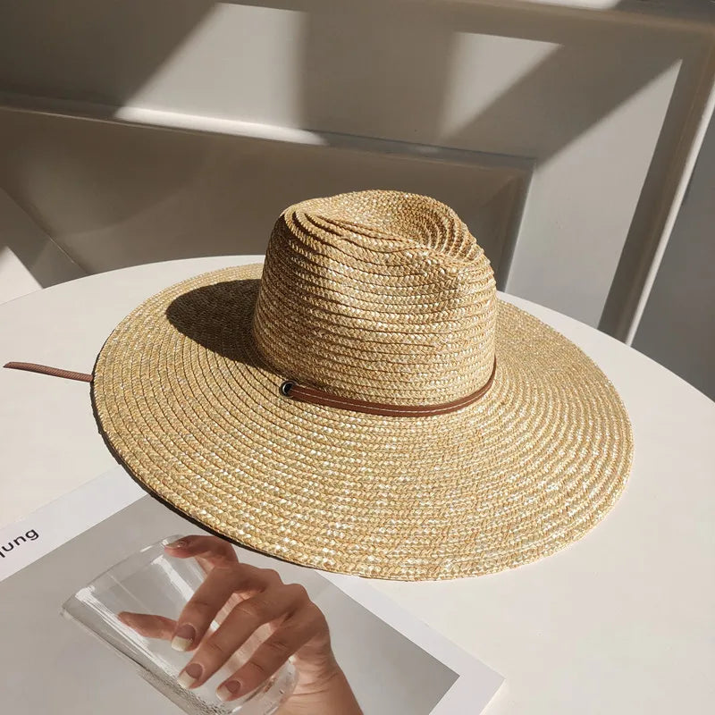 Chapeau de paille posé sur une table en bois