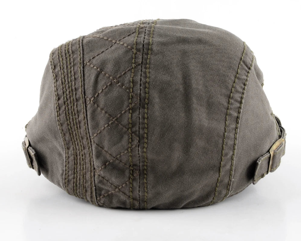 Détail des surpiqûres sur un béret en toile
