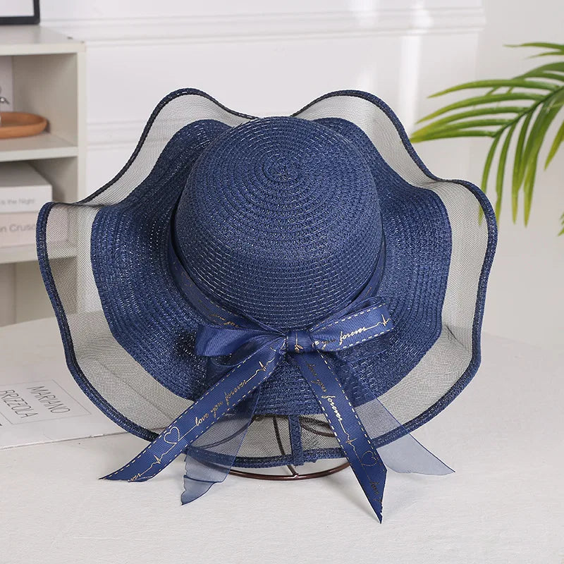 Chapeau de paille sur fond clair, soulignant sa simplicité