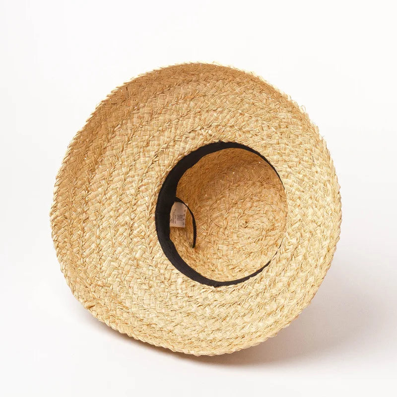 Vue de dessus d'un chapeau de paille avec ruban noir