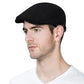 Homme portant un béret en coton, vue de face