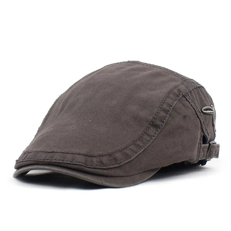 Homme assis portant un béret beige, ambiance détendue
