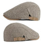 Béret chevron ajustable posé sur une surface en bois