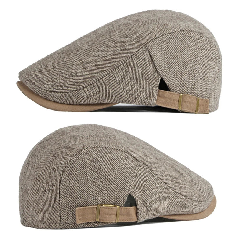 Béret chevron ajustable posé sur une surface en bois