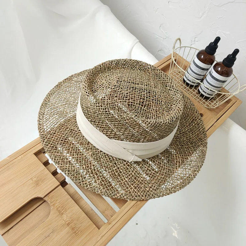 Chapeau de paille sur une plage de sable fin