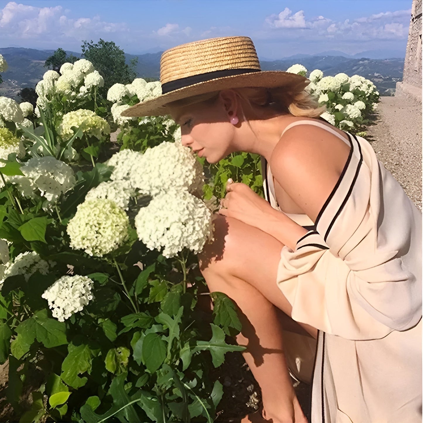 Chapeau Panama beige avec bande noire, vue de côté