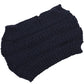 Femme souriante portant un bandeau en tricot gris
