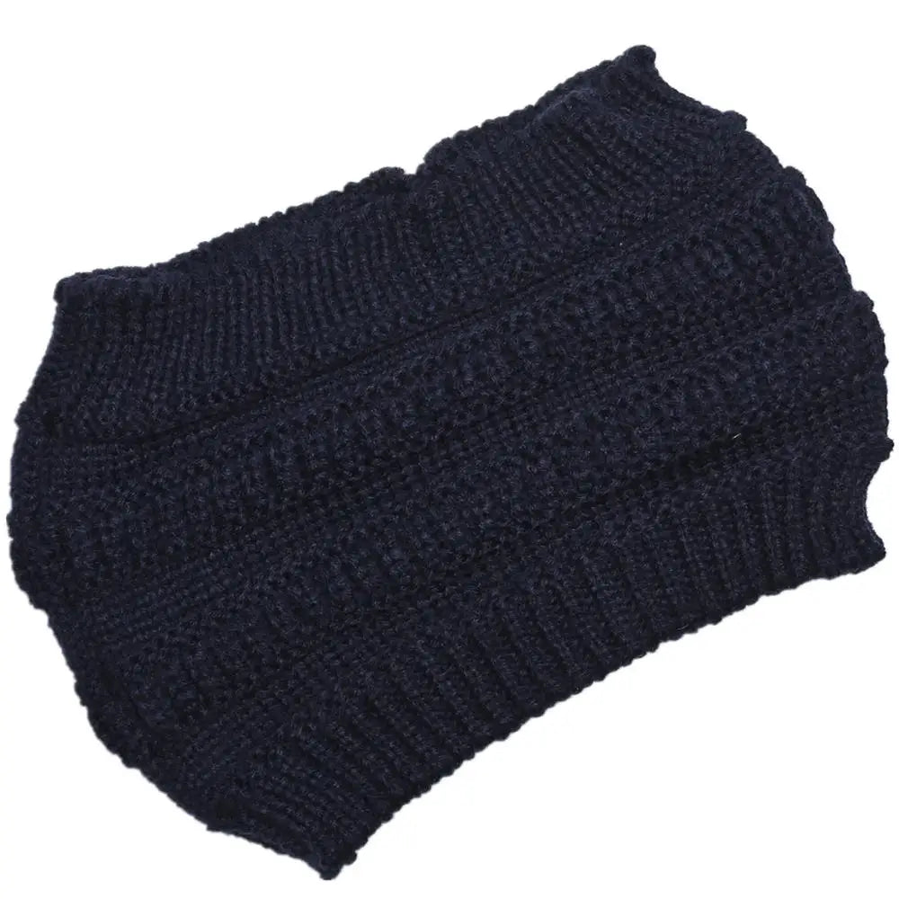 Femme souriante portant un bandeau en tricot gris
