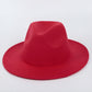 Chapeau Fedora sur fond neutre, accentuant son design épuré