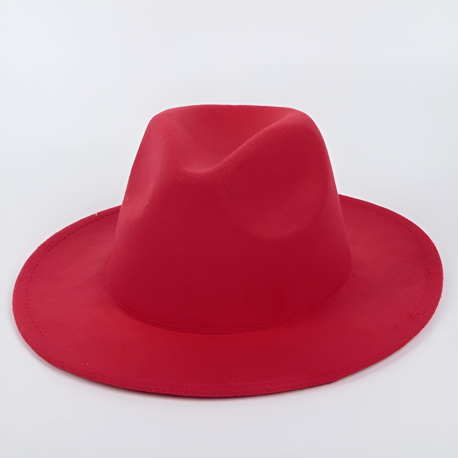 Chapeau Fedora sur fond neutre, accentuant son design épuré