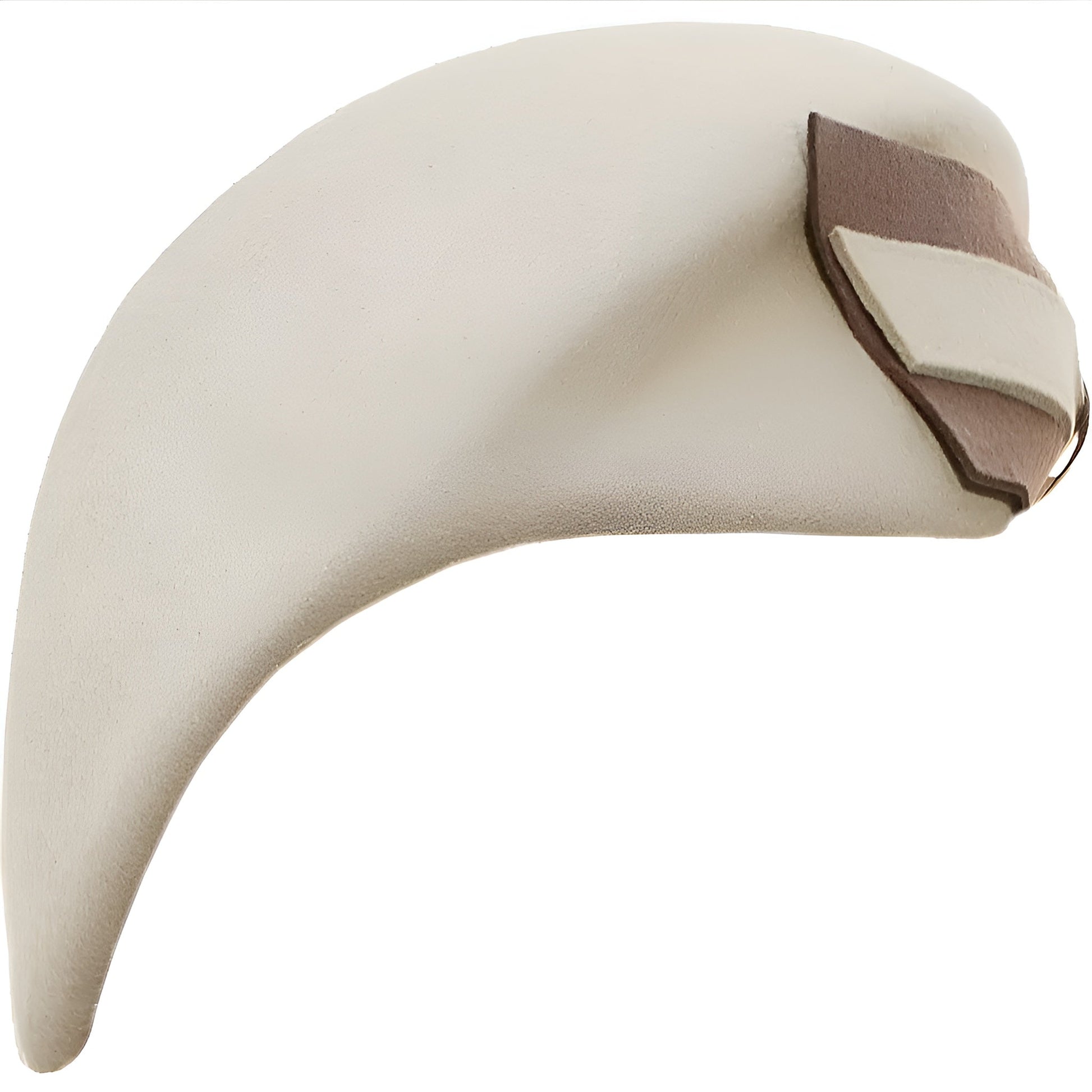 Béret ajusté sur une tête de mannequin, lumière naturelle