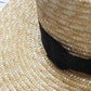 Homme portant un chapeau Panama en extérieur ensoleillé