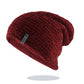 Homme souriant portant un bonnet en velours