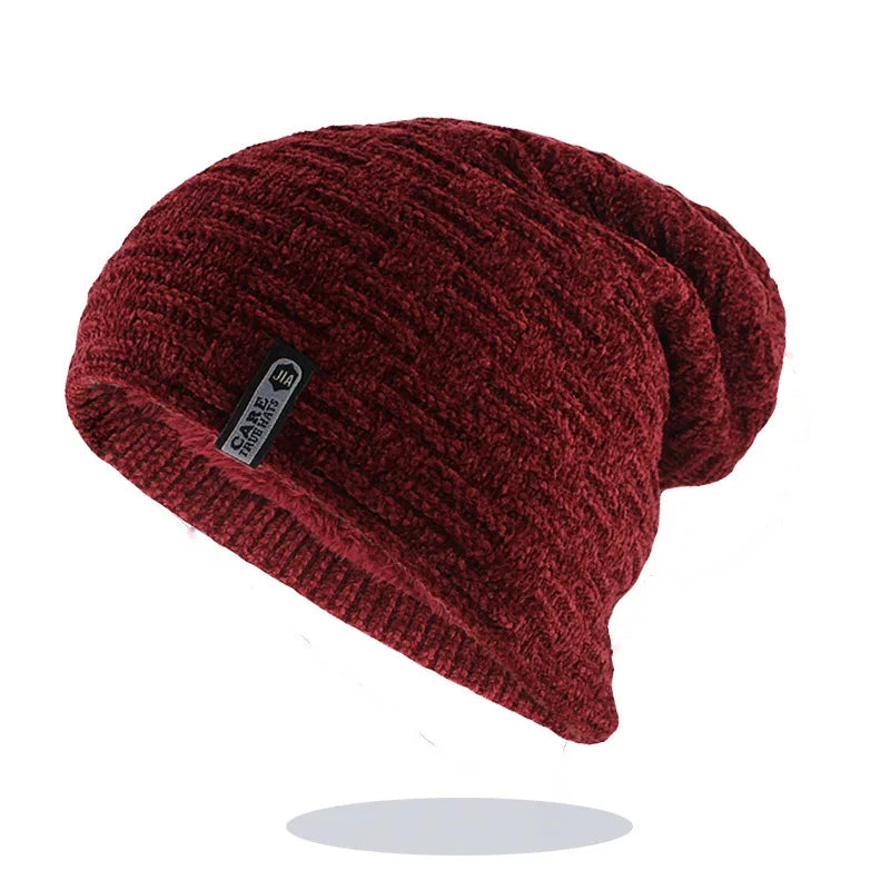 Homme souriant portant un bonnet en velours
