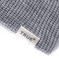 Gros plan sur texture douce d'un bonnet gris