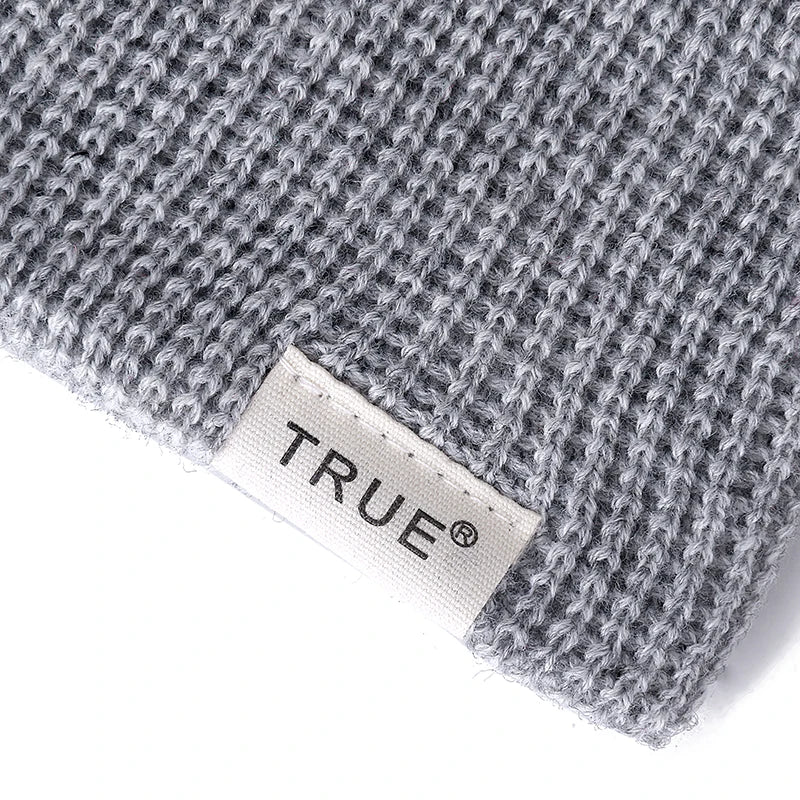 Gros plan sur texture douce d'un bonnet gris