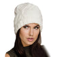 Bonnet en tricot torsadé beige sur fond blanc