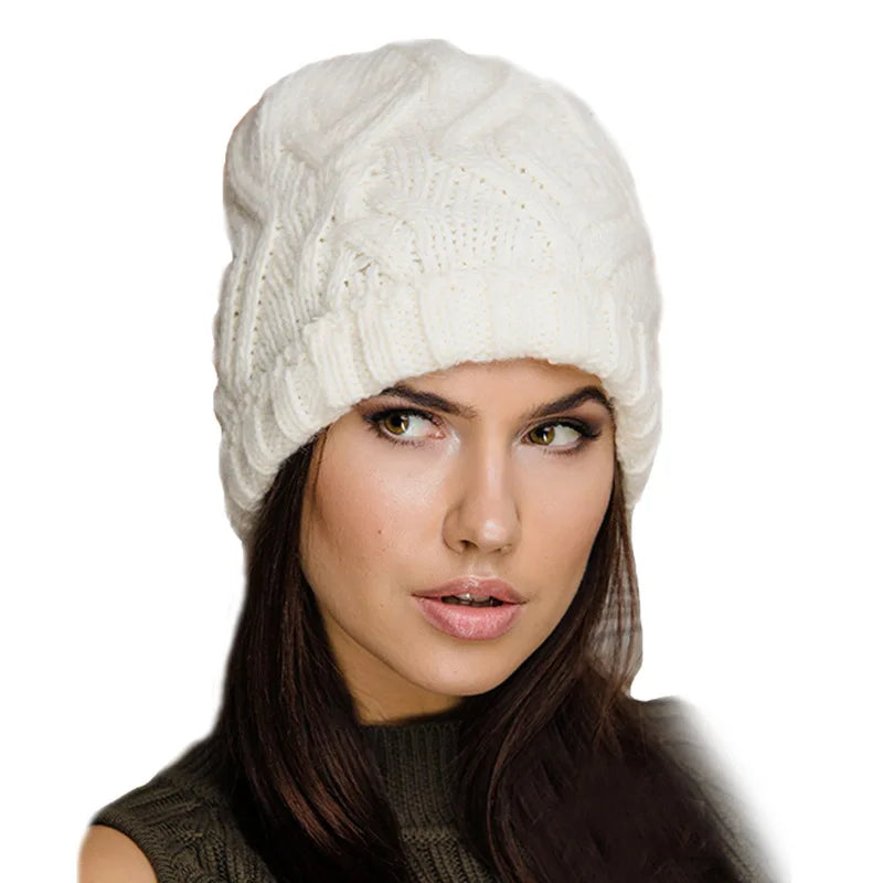 Bonnet en tricot torsadé beige sur fond blanc