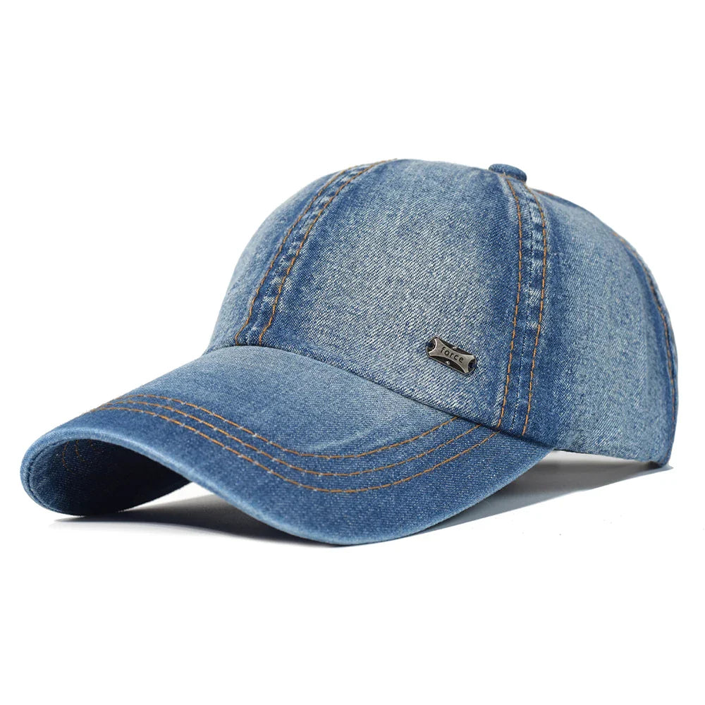 Casquette denim posée sur une table en bois, éclairage naturel