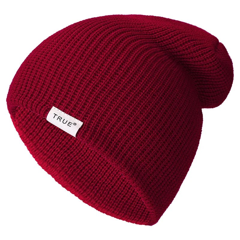 Bonnet bleu clair en tricot, sur fond blanc