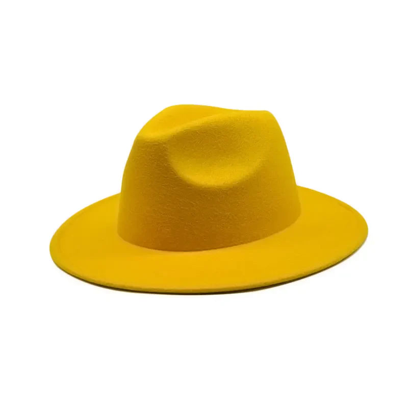 Chapeau Fedora avec une couronne pincée, sur fond blanc