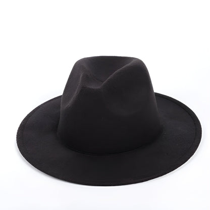 Chapeau Fedora avec une ombre projetée, créant un effet dramatique