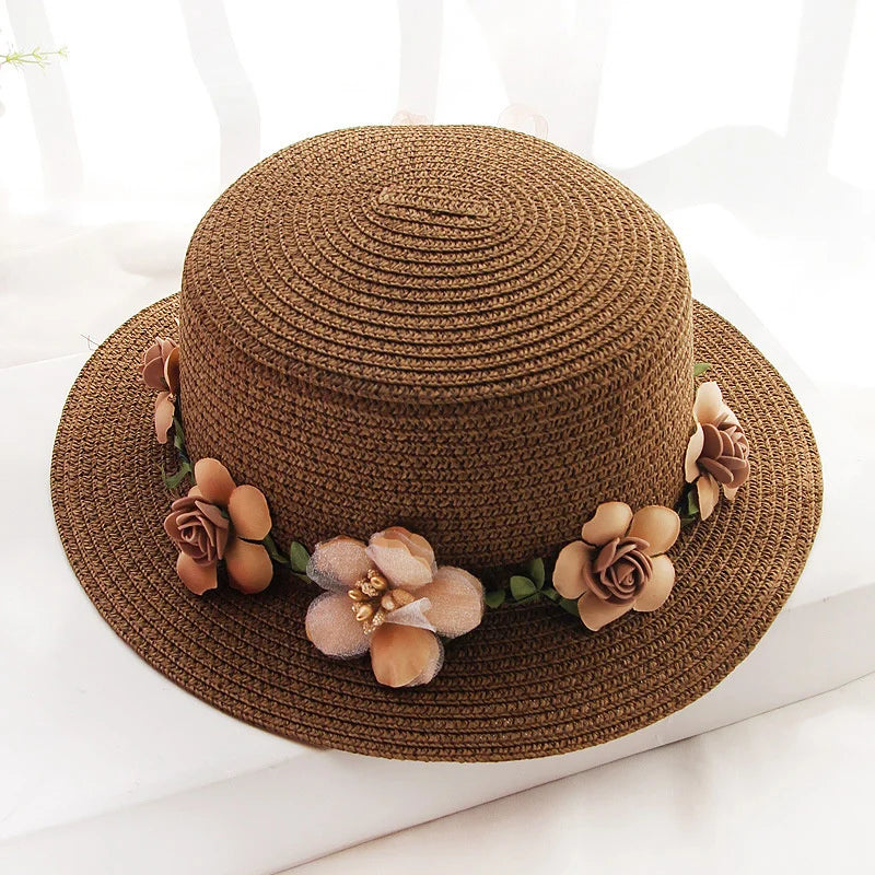 Chapeau de paille posé sur une nappe à carreaux
