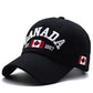 Gros plan sur la broderie feuille d'érable de la casquette
